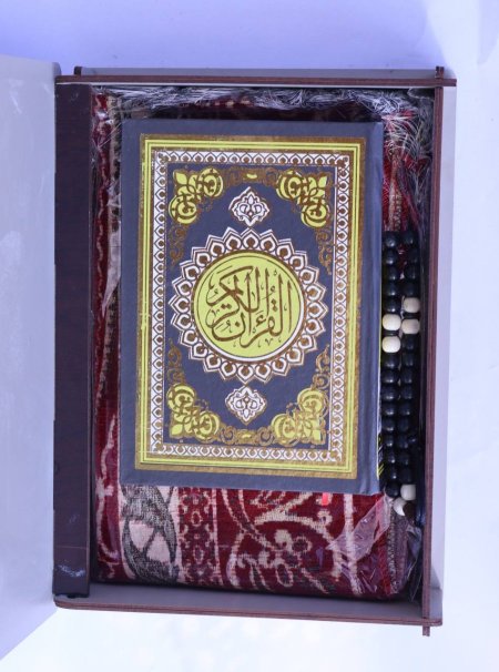 القرأن الكريم مع صندوق وسجادة ومسبحة - خشب بني غامق